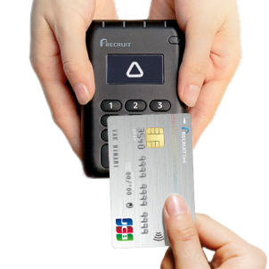 クレジットカードをカードリーダーにタッチ決済する画像