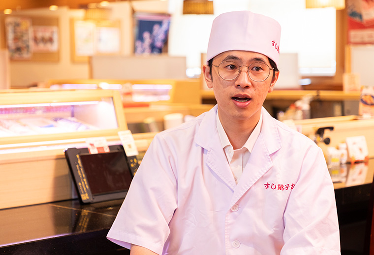 写真:すし銚子丸 南千住店様のスタッフが説明している様子