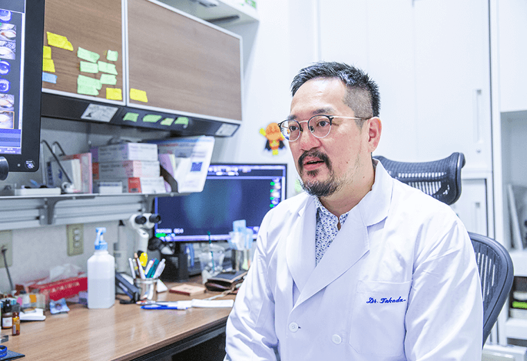 写真:高田眼科様のスタッフが説明している様子