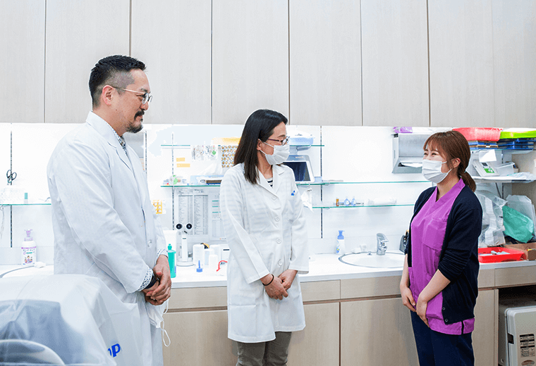 写真:高田眼科様のスタッフが会話をしている様子