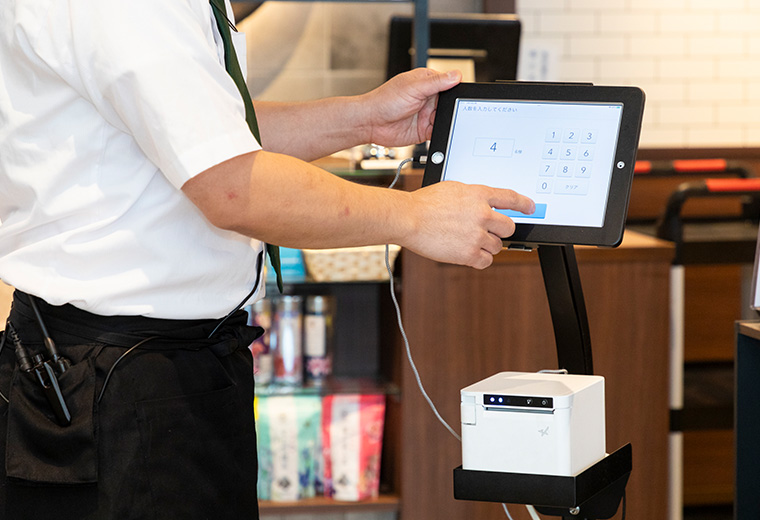 写真:桃菜 三鷹店様のスタッフがAirウェイトで受付をしている様子